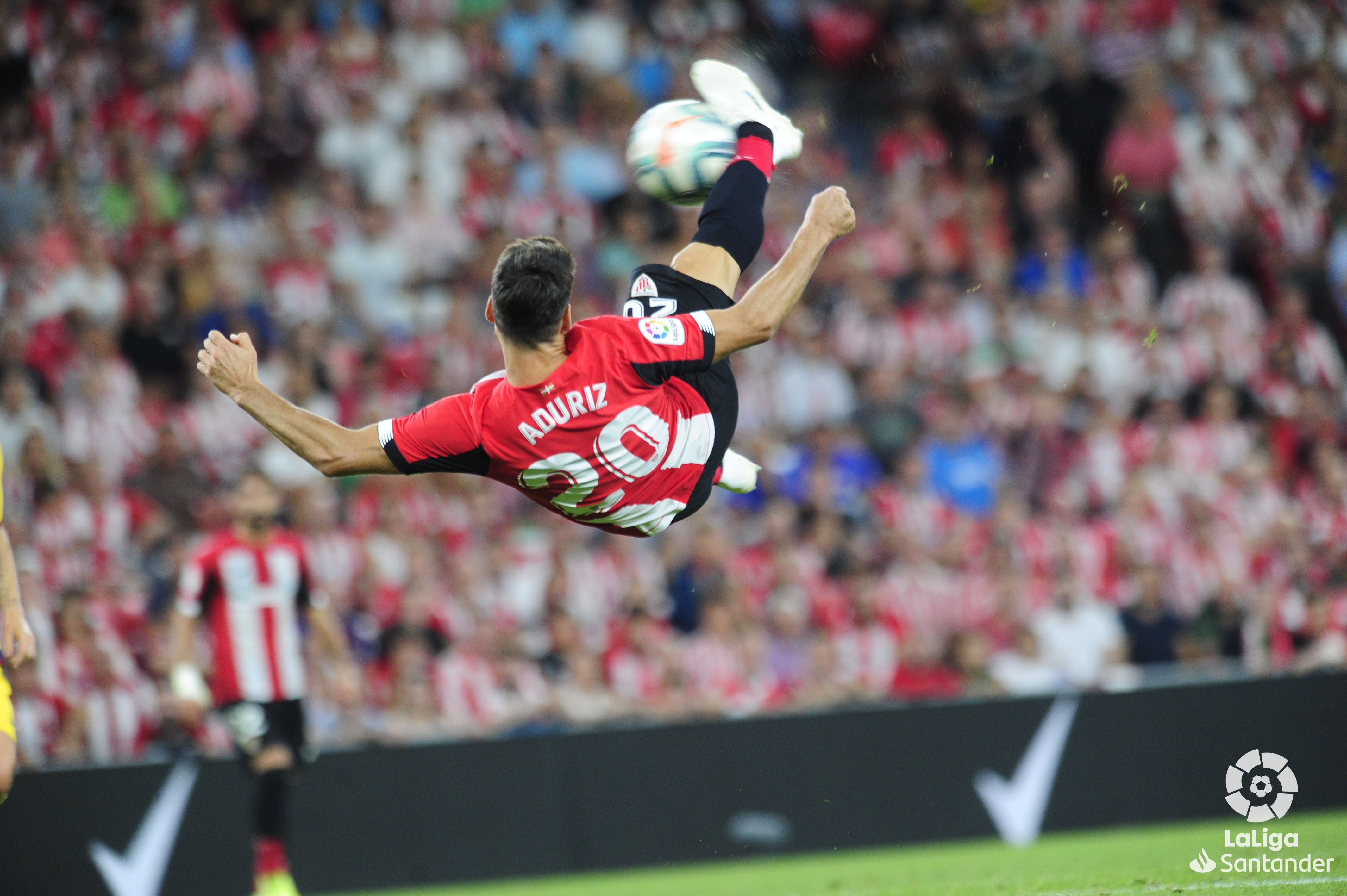  'El Zorro' Ariz Aduriz realiza su remate acrobático ante el FC Barcelona en San Mamés