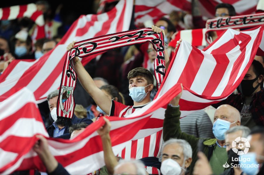  Los aficionados del Athletic muestran sus bufandas en las gradas de San Mamés.