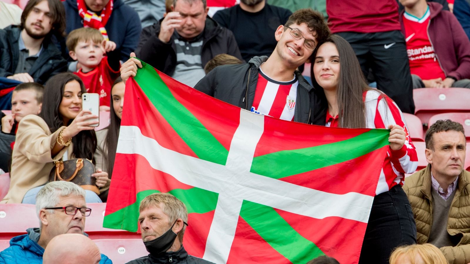 Aficionados del equipo bilbaíno con la ikurriña en Anfield.