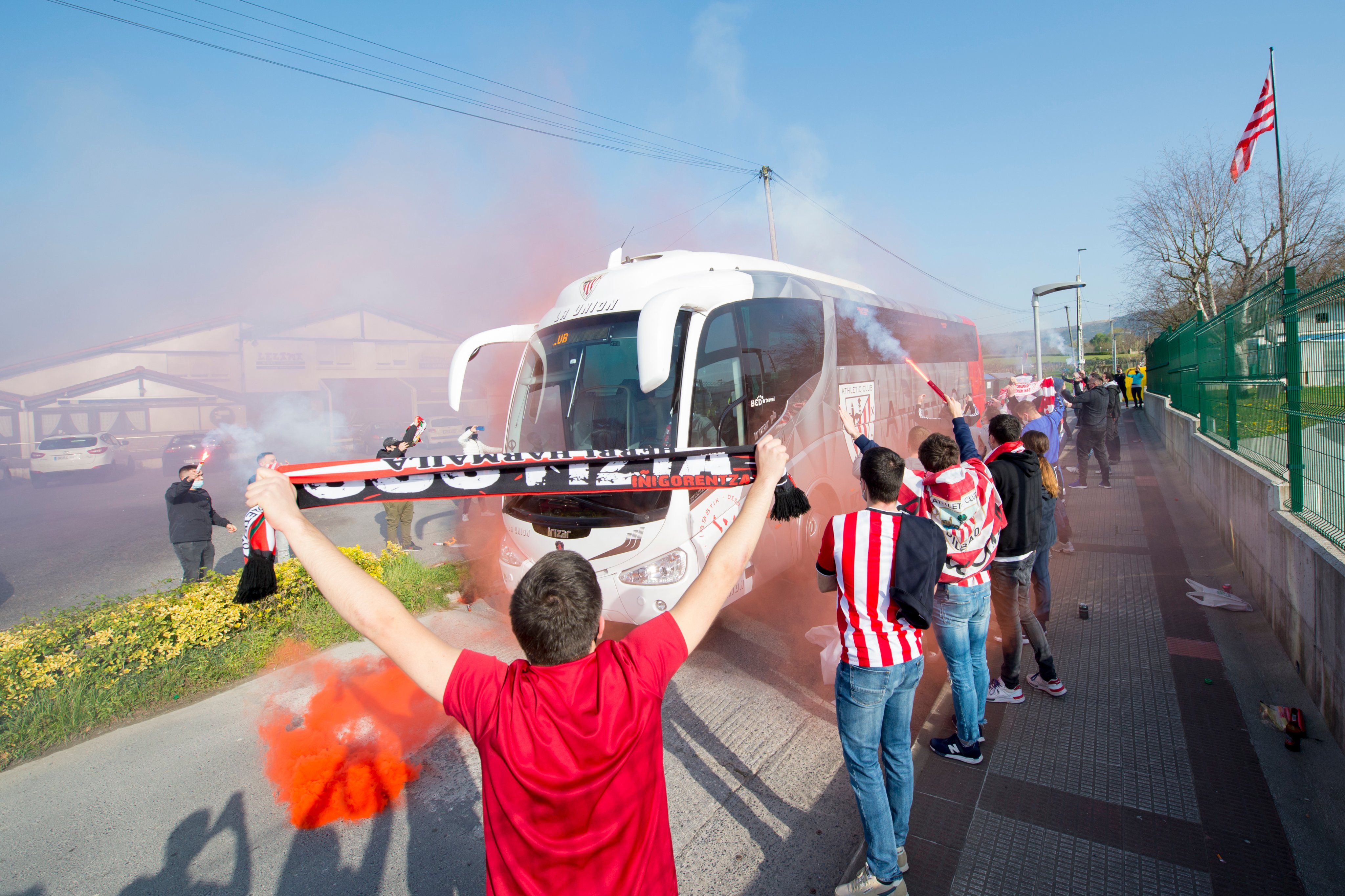  La afición zurigorri despide al equipo antes de viajar a la semifinal de Copa en Valencia.
