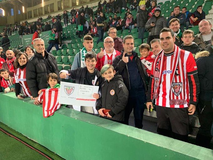 La afición del Athletic no faltó en las gradas del Martínez Valero.