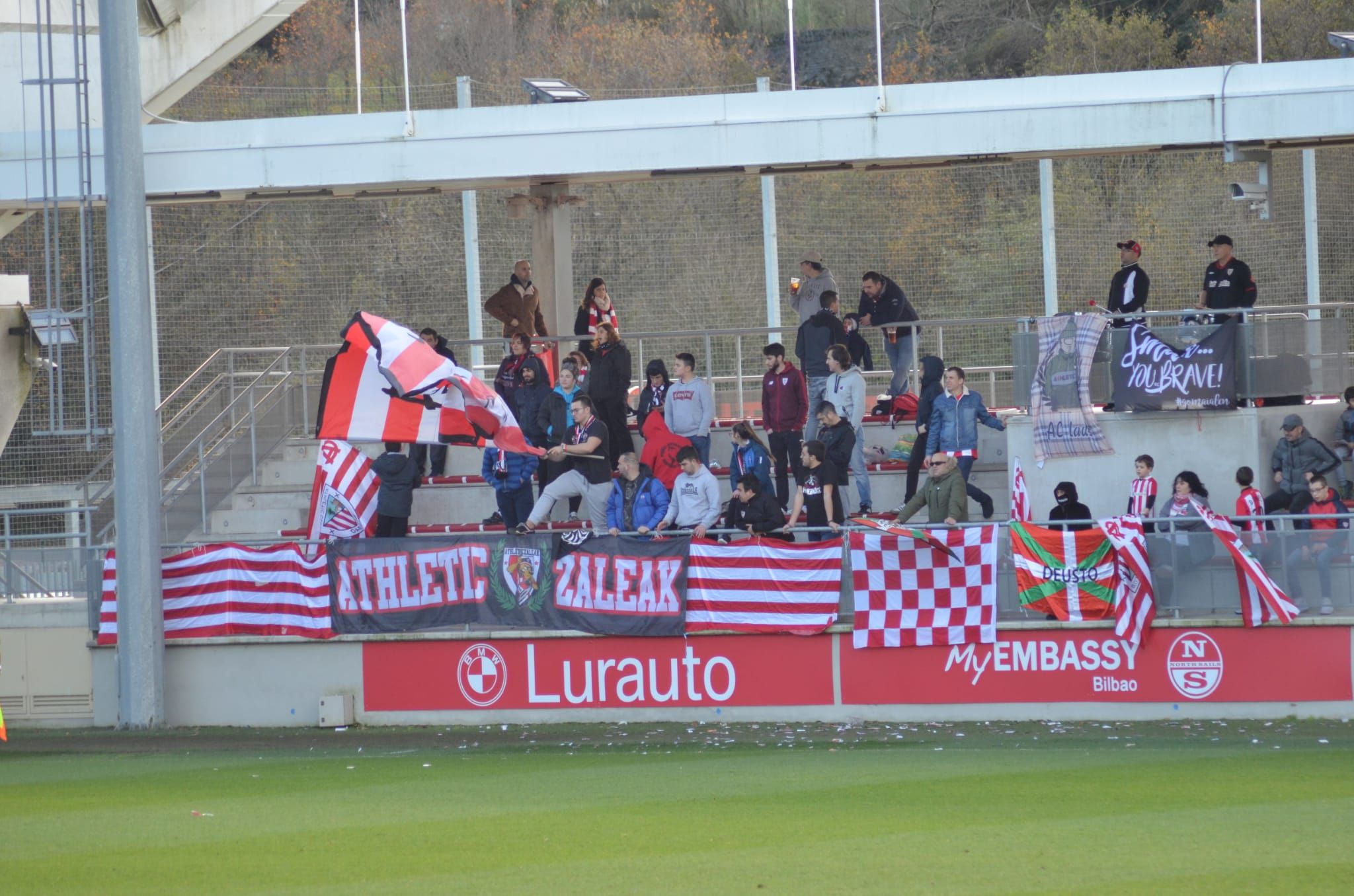  La afición rojiblanca no dejó solas a las leonas en su último partido del año en Lezama.