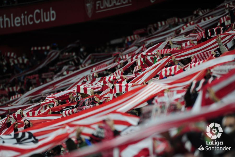 Aficionados del Athletic Club en la grada de San Mamés minutos antes de empezar el partido ante el Cádiz.