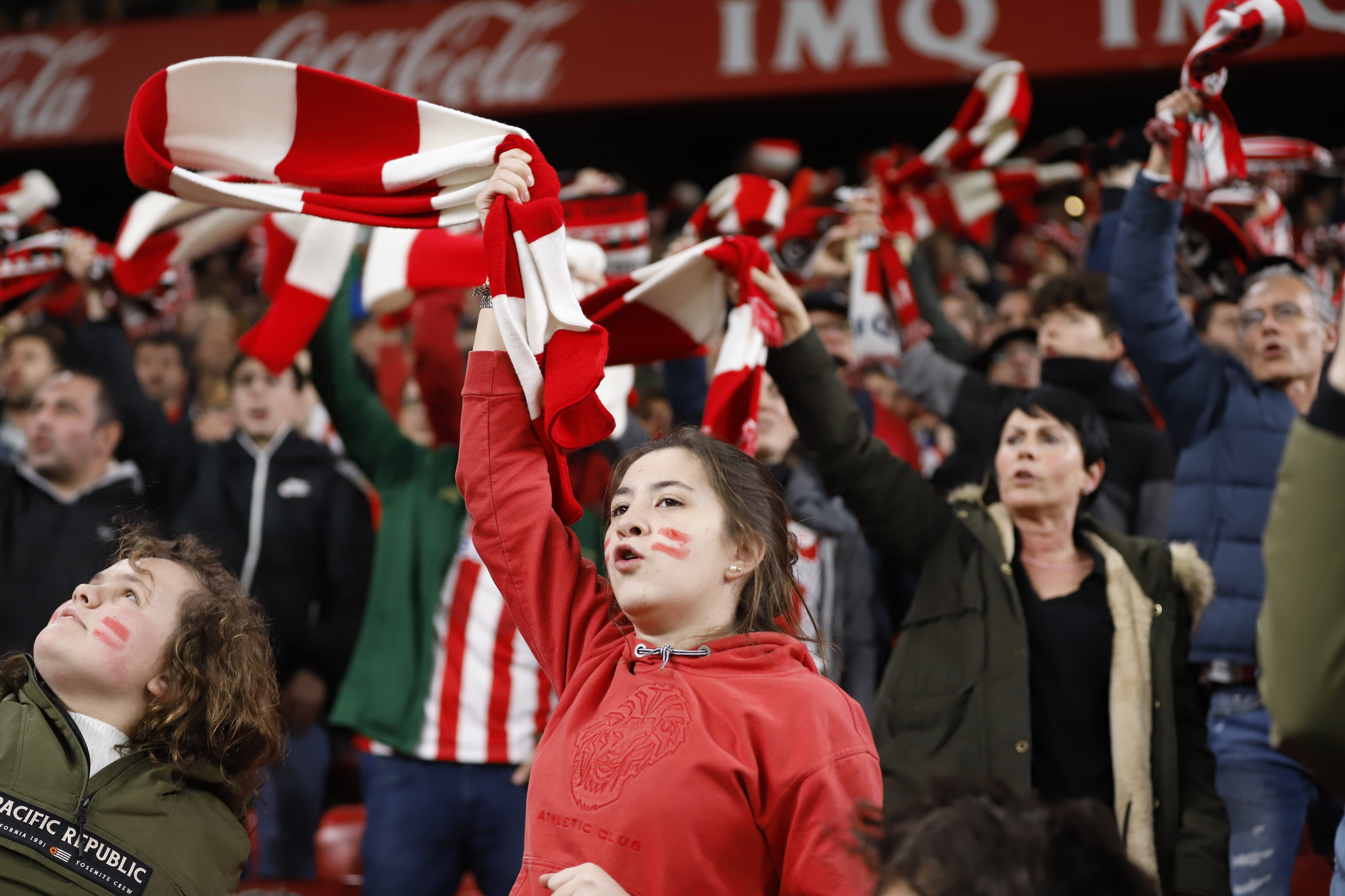  Bufandas al aire en las gradas de San Mamés para animar al Athletic.