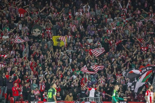 La afición del Athletic celebra aliviada la victoria ante el Eibar.