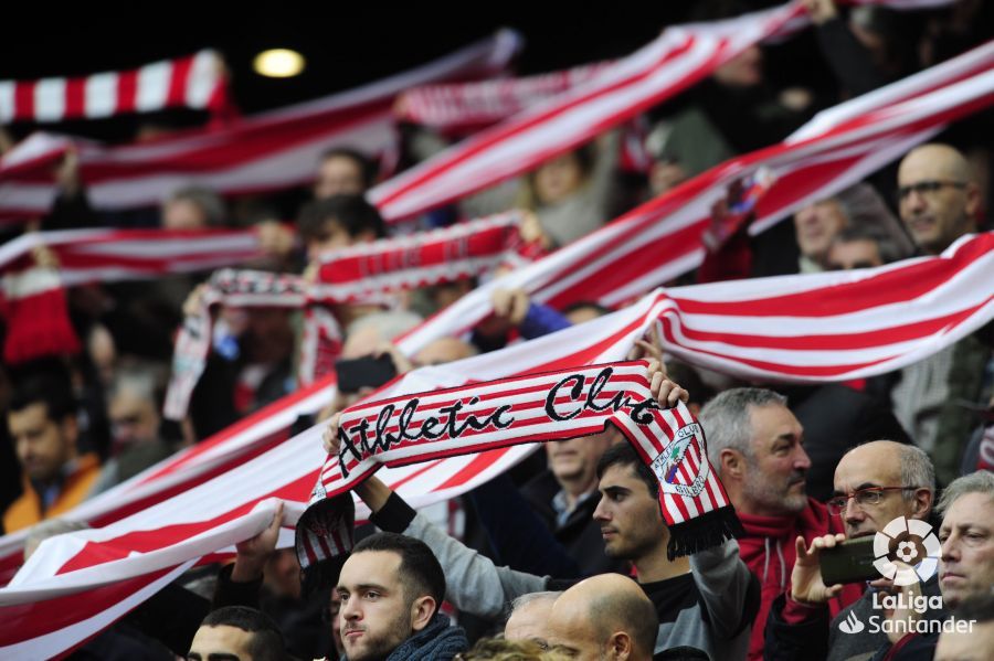  La afición del Athletic Club en San Mamés en el partido ante el Granada.