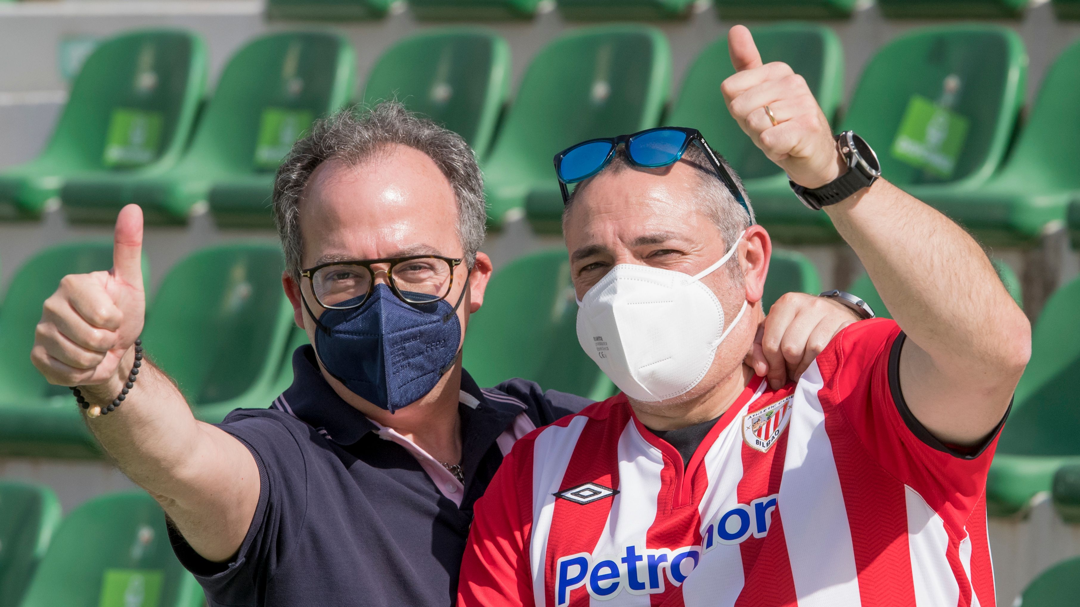 Aficionados rojiblancos en la grada del Martínez Valero de Elche.