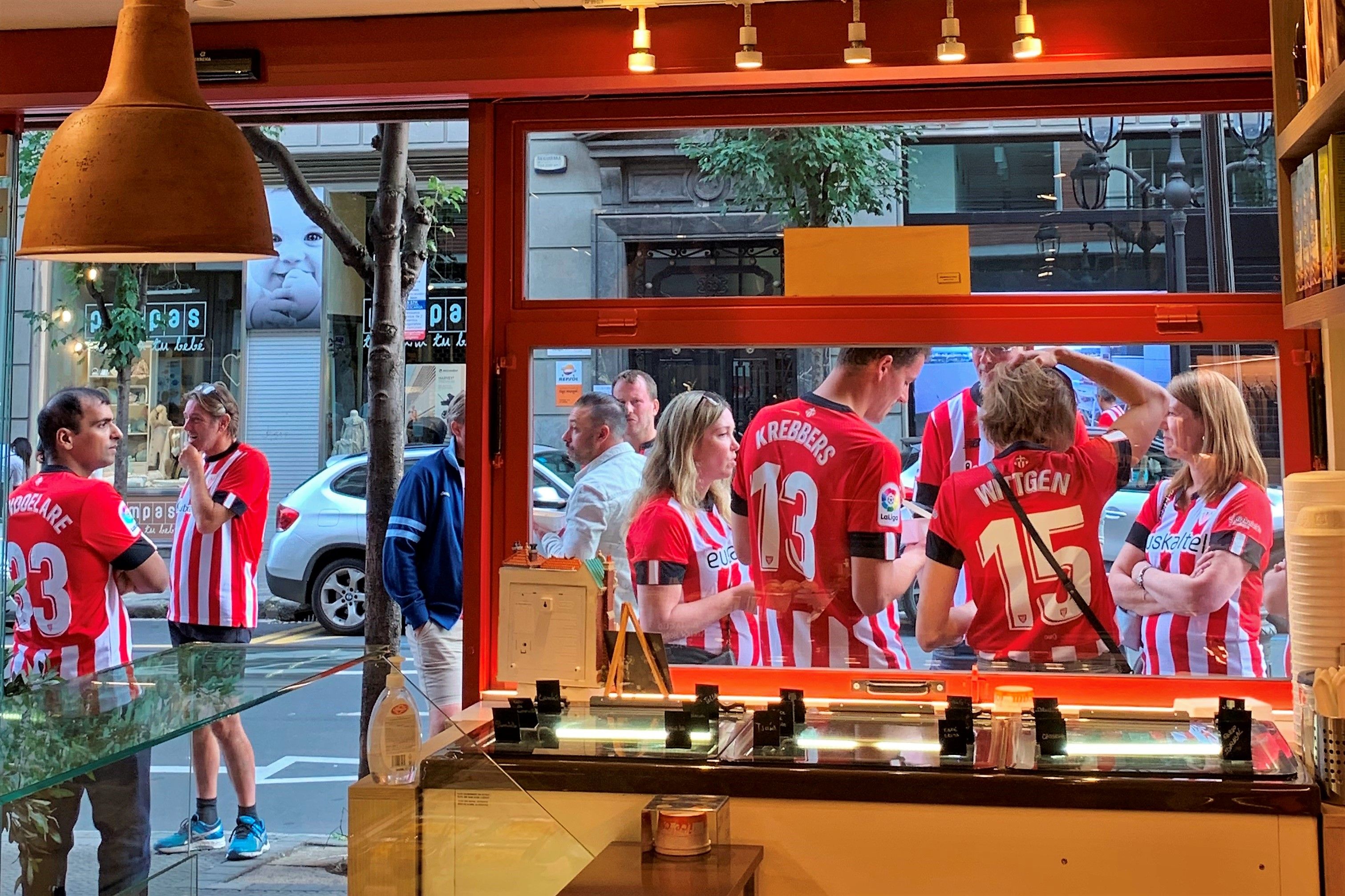  Aficionados holandeses en Bilbao vestidos con camisetas del Athletic Club.