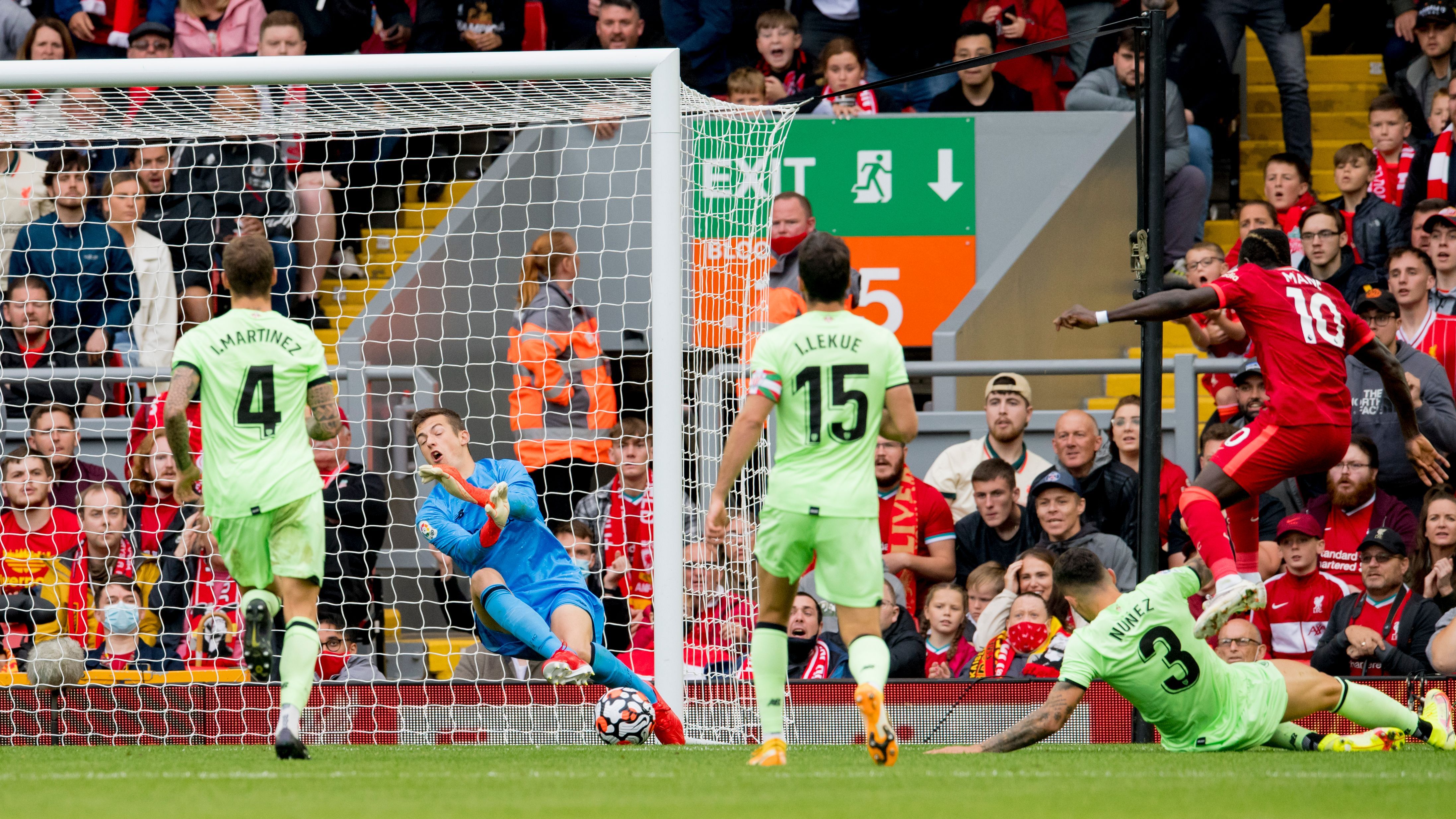Parada a Sadio Mané de Julen Agirrezabala en el amistoso de Anfield.