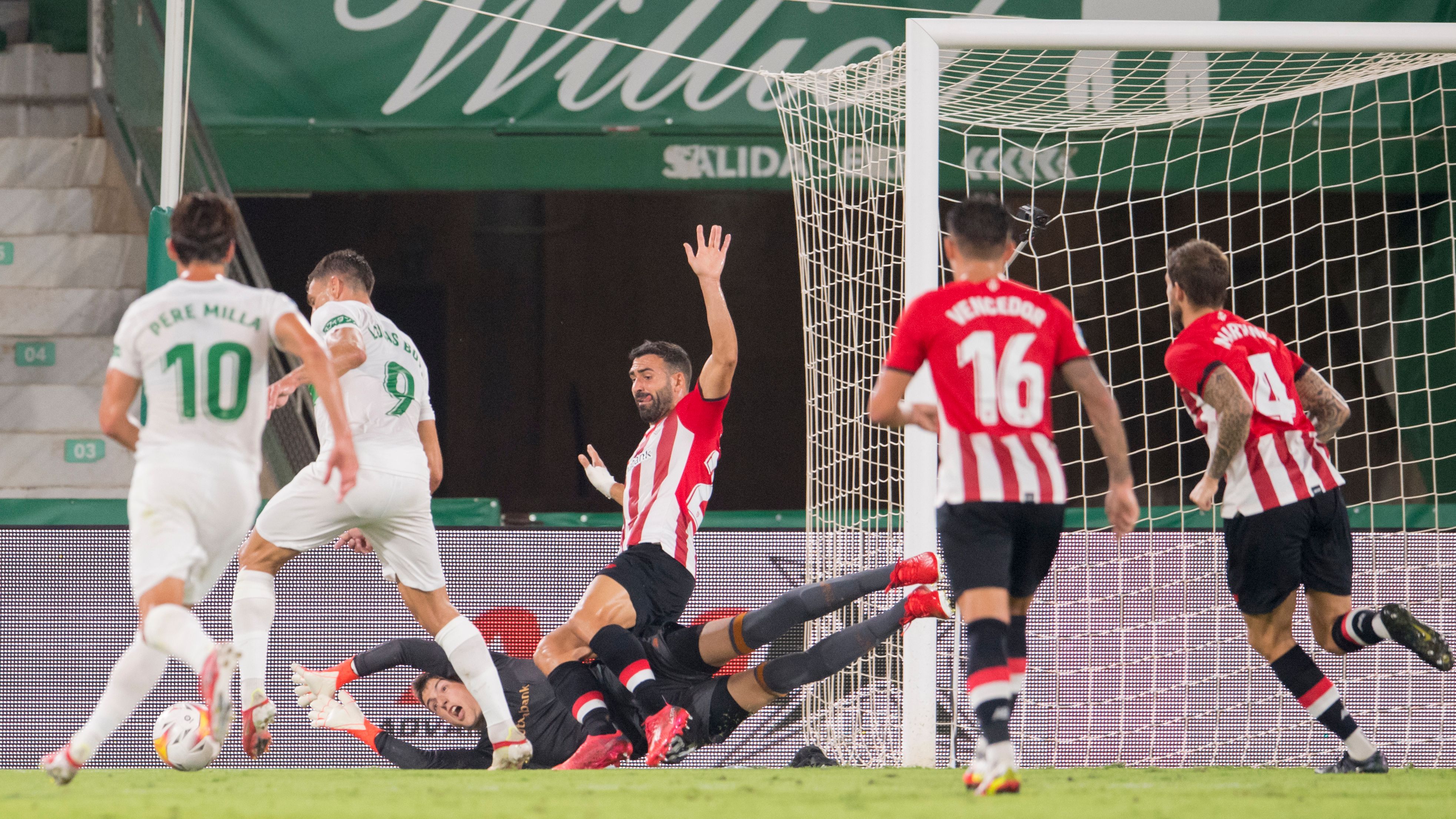 El meta Julen Agirrezabala se lanza al suelo en Elche.