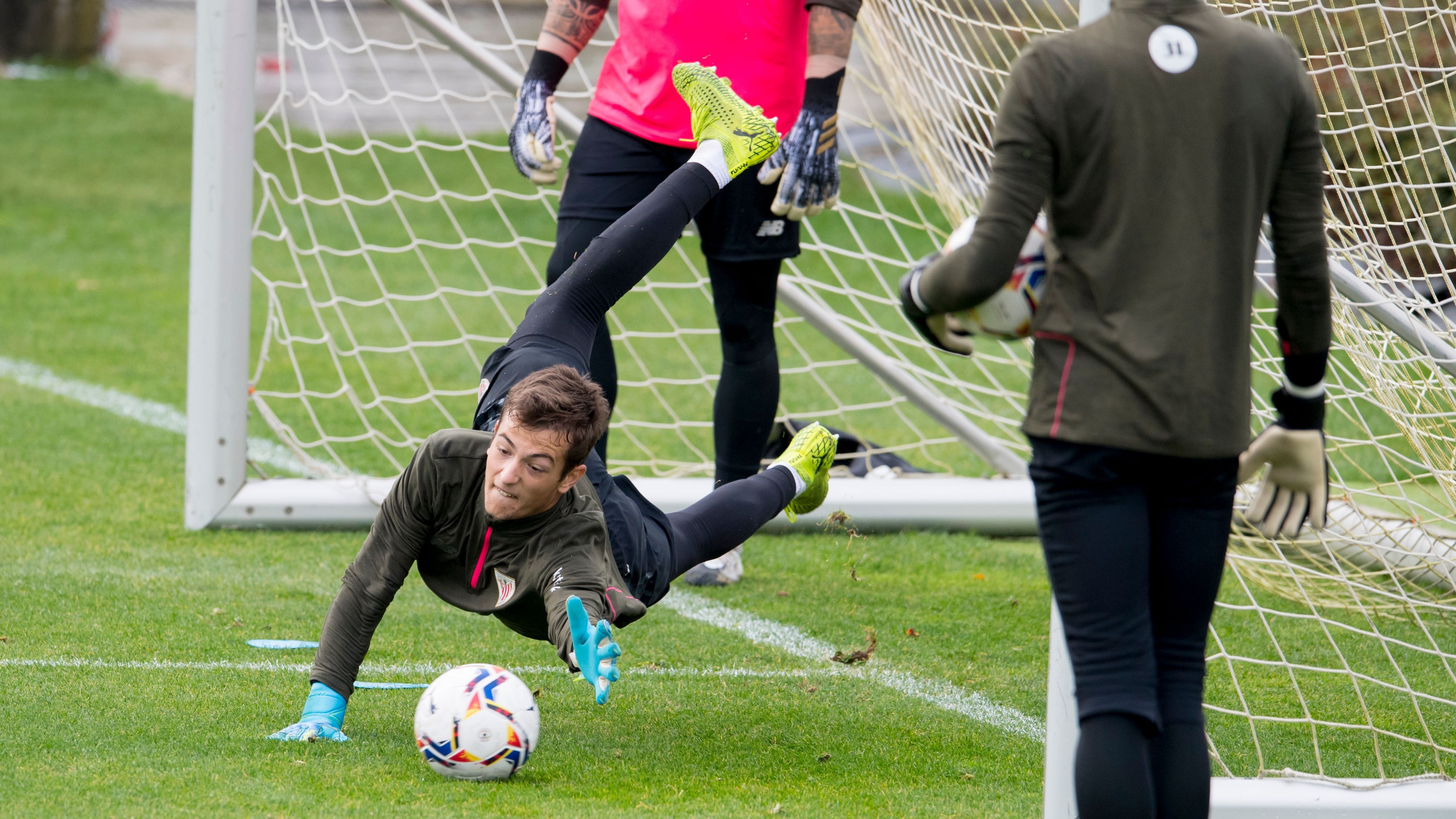  El joven meta Julen Agirrezabala (20 años) entrenando bajo palos en Lezama.