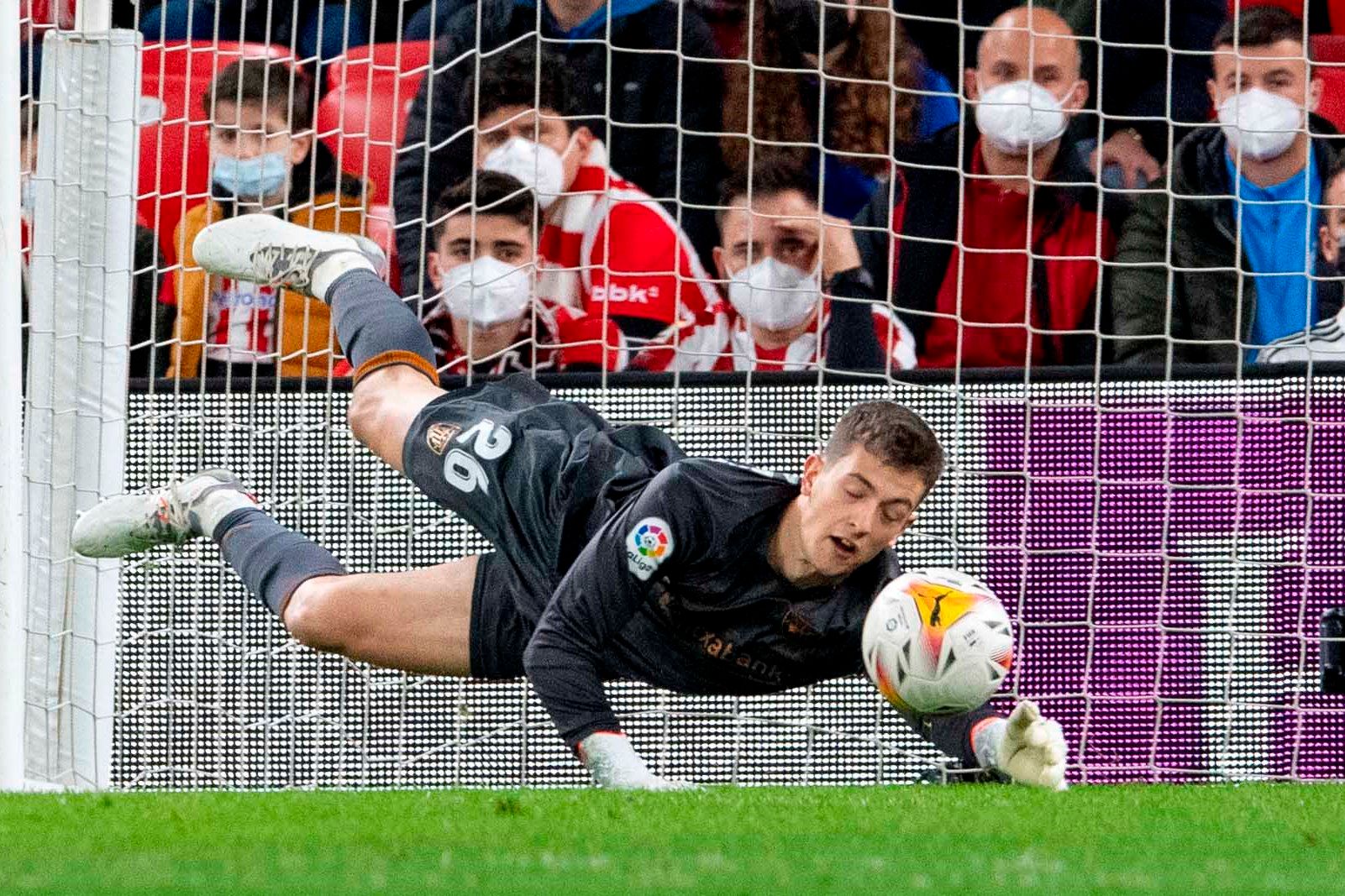  Parada de Julen Agirrezabala ante el Real Madrid en San Mamés.