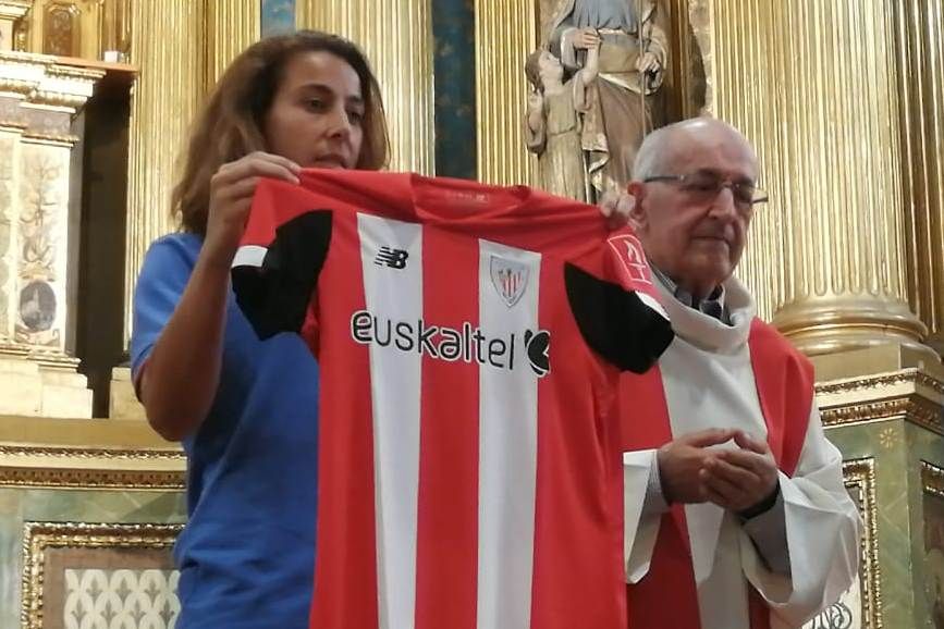 La meta Ainhoa Tirapu en Begoña junto al párroco, José Luis Atxotegi.