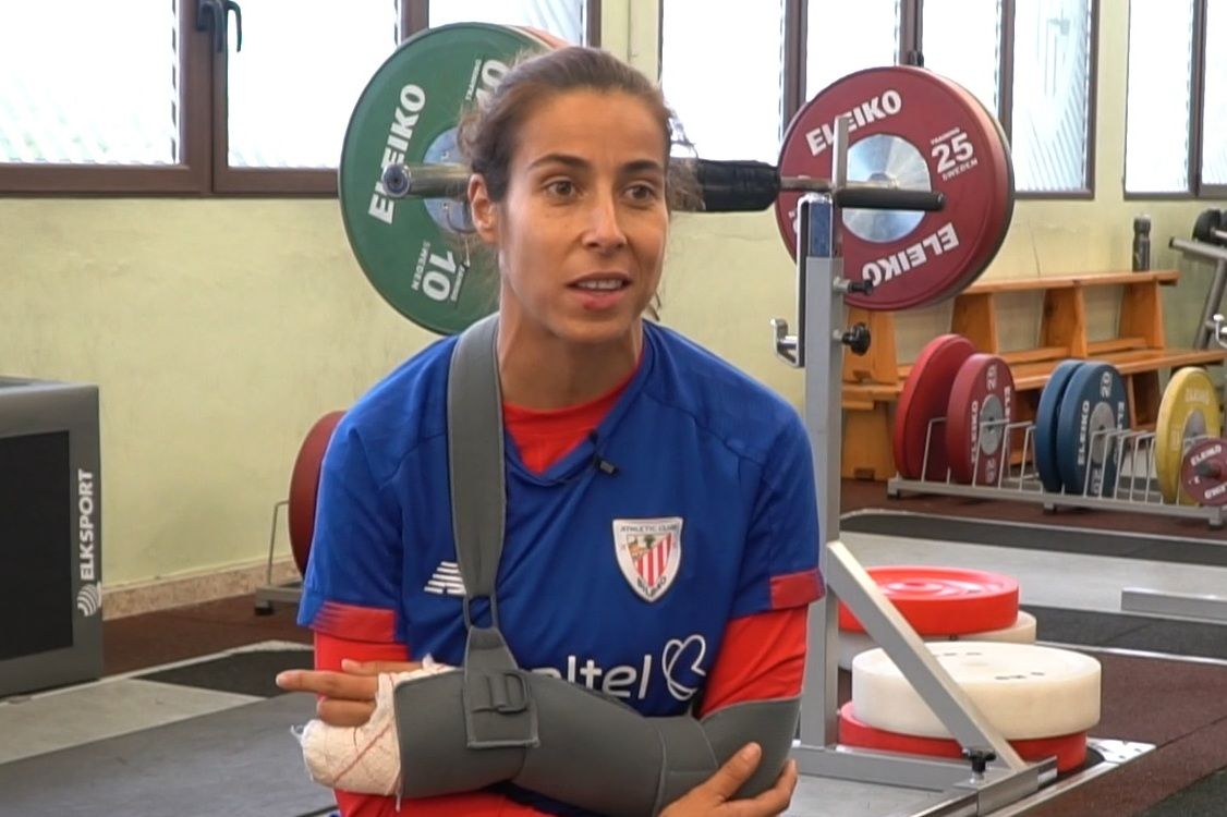  Ainhoa Tirapu tras haber sido operada del meñique de la mano izquierda.