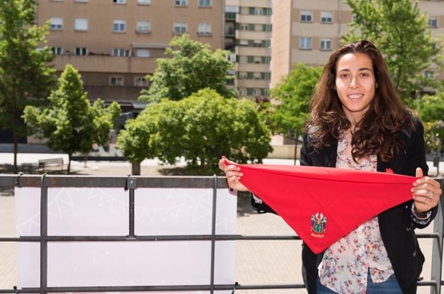  La portera del Athletic Club Ainhoa Tirapu con el pañuelo de las fiestas de Barañain.