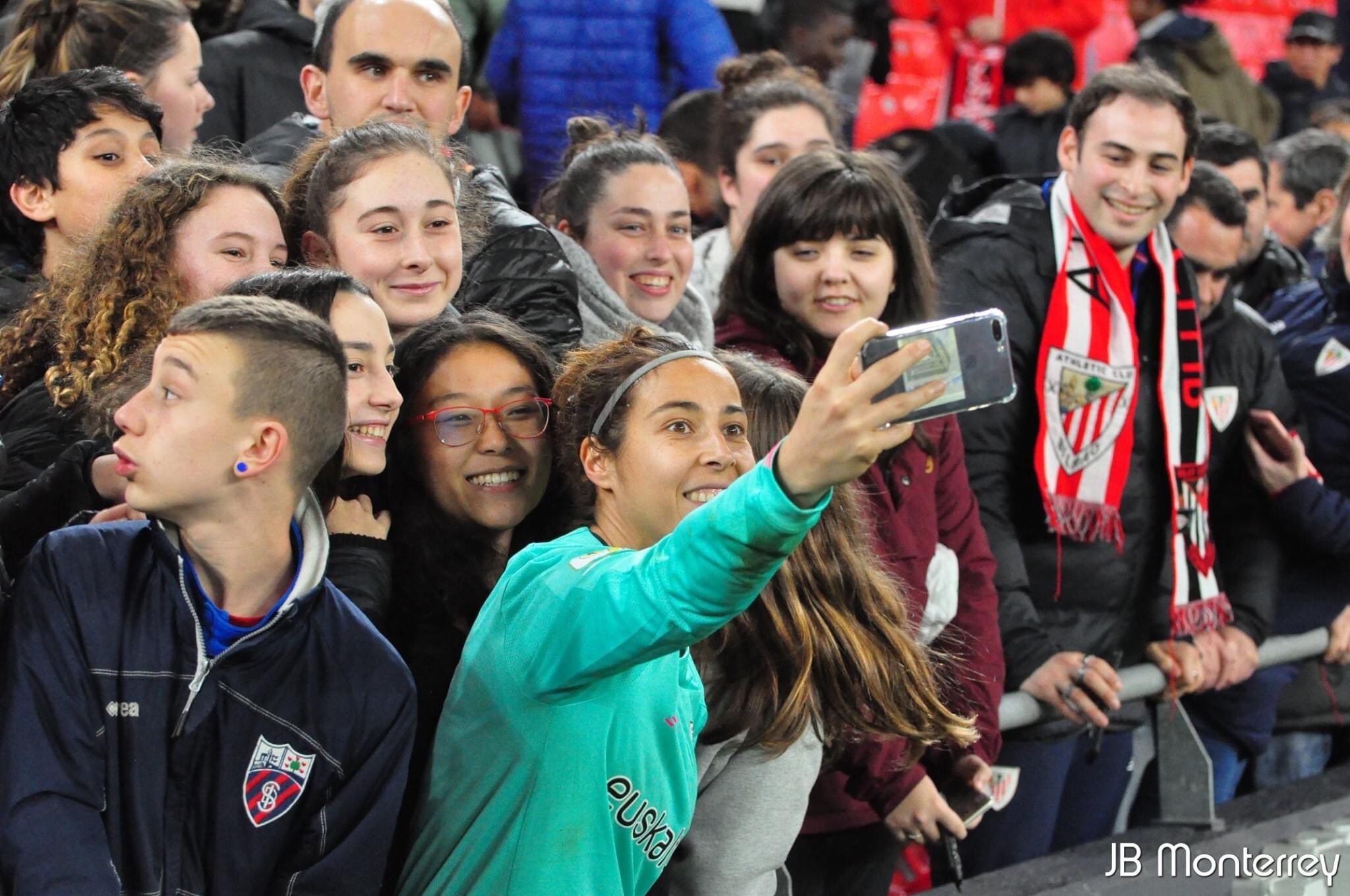 Selfie de Ainhoa Tirapu en el campo de San Mamés con athleticzales.