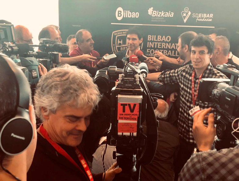  Aitor Karanka, rodeado de una nube de periodistas en el BIFS'19.