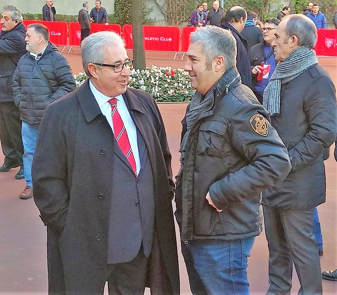 El candidato a presidente y presidente saliente discurren en el patio de Ibaigane (FOTO: DMQ Bizkaia)