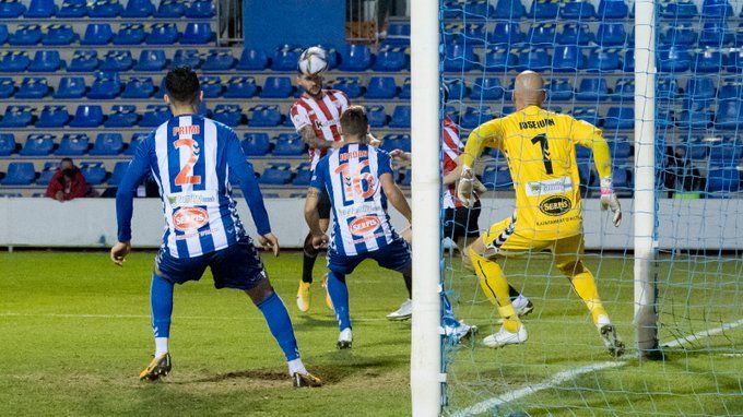 Unai Núñez remata a portería durante el Alcoyano-Athletic.