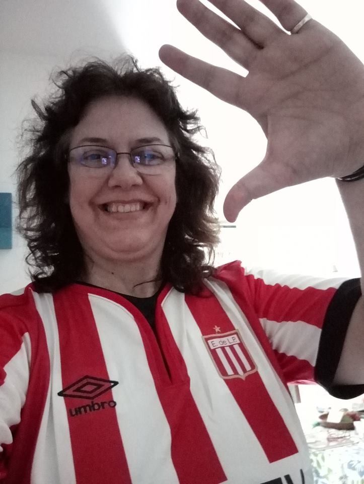 La blogger argentina de ElDesmarque Bizkaia Alejandra Herranz con la camiseta de Estudiantes.