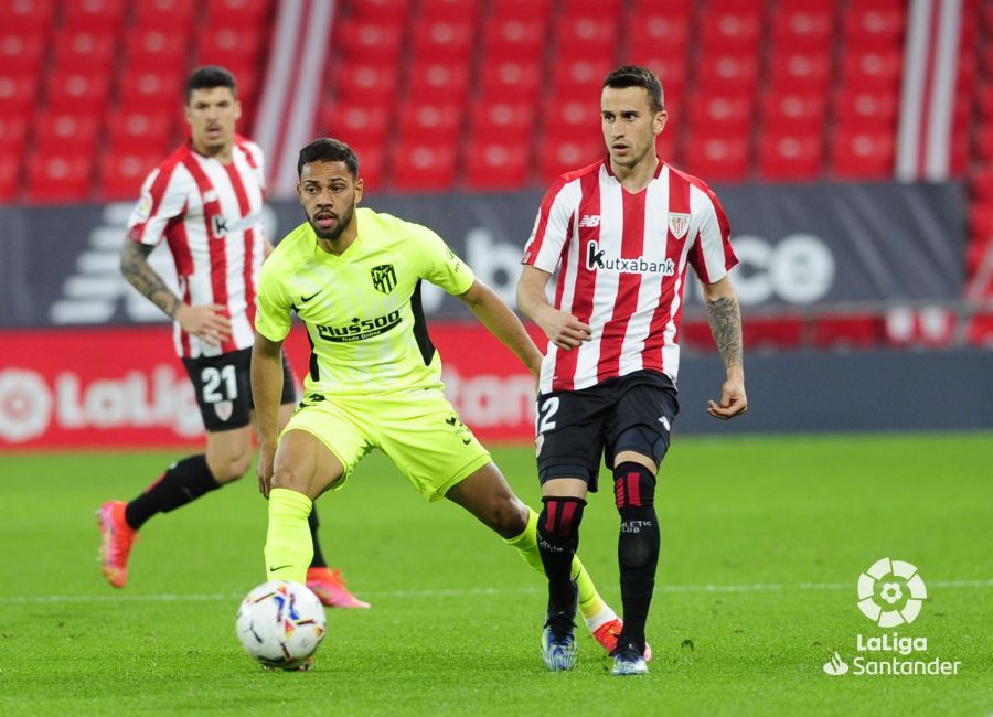  Alex Berenguer, ante el Atlético en San Mamés.