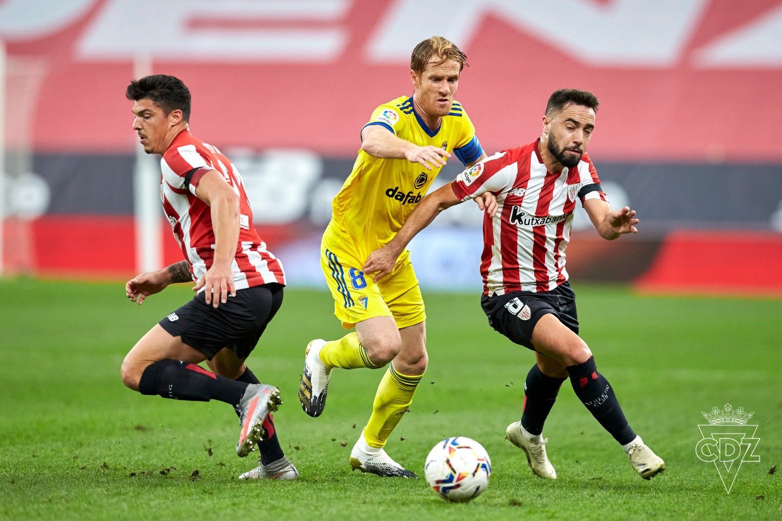 Álex Fernández presiona a Unai López durante el Athletic-Cádiz.