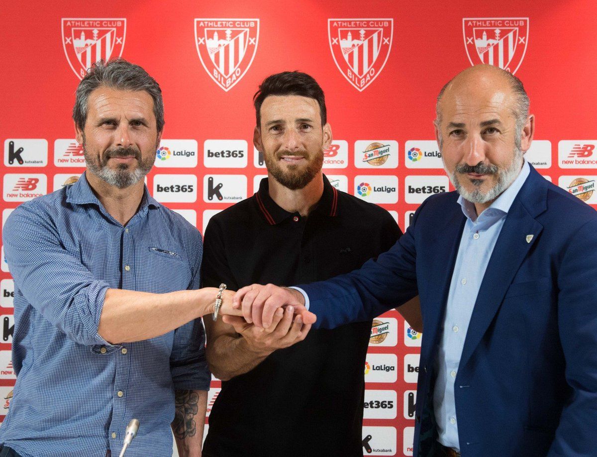 Rafa Alkorta, Aritz Aduriz junto al presidente, Aitor Elizegi en San Mamés tras la renovación.