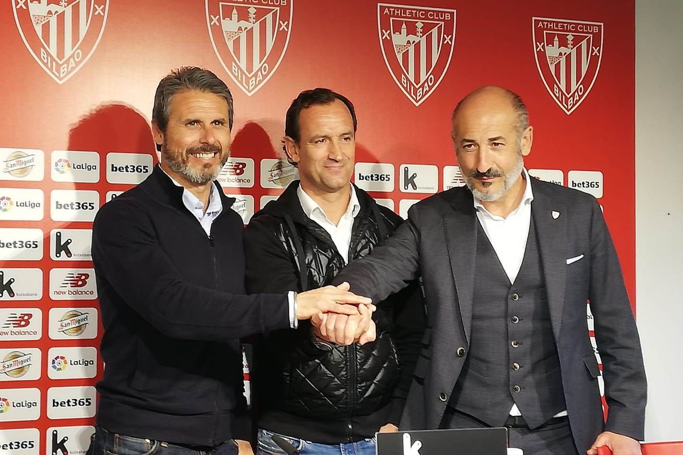 Alkorta y Elizegi escoltan a Etxeberria en su presentación como técnico del Bilbao Athletic.