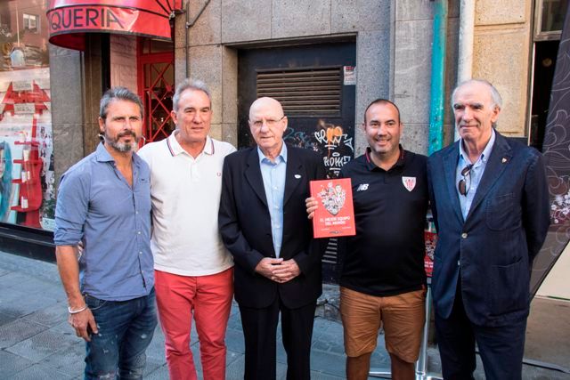 Alkorta, 'Goiko', Argoitia, Andoni Lakabeg e Iribar en la presentación de una exposición.