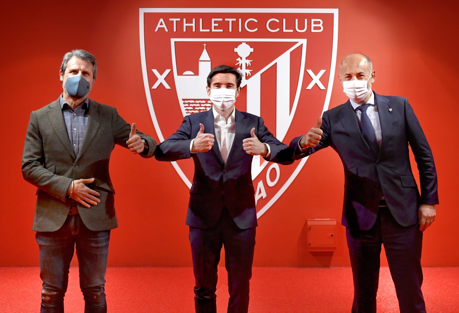  Rafa Alkorta y Aitor Elizegi con Marcelino García Toral en San Mamés.