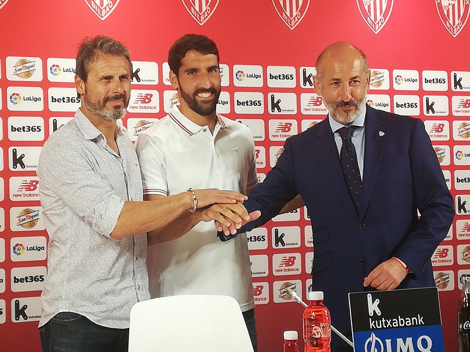  Rafa Alkorta, Raúl García y Aitor Elizegi en una renovación en San Mamés.