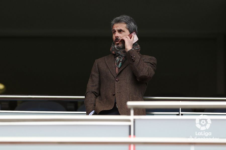  Rafa Alkorta en un palco para ver el CA Osasuna - Athletic Club de El Sadar.
