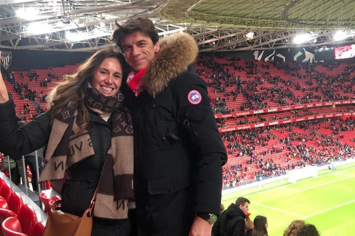 Almudena e Igor durante un partido del Athletic en San Mamés.