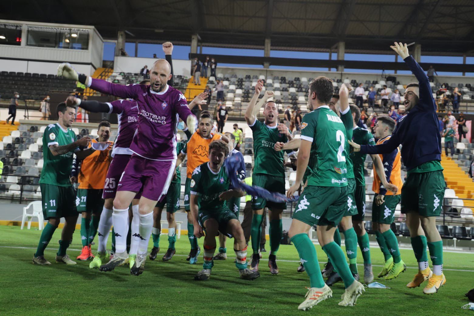 Los jugadores de la SD Amorebieta festejan su pase a la final por el ascenso.