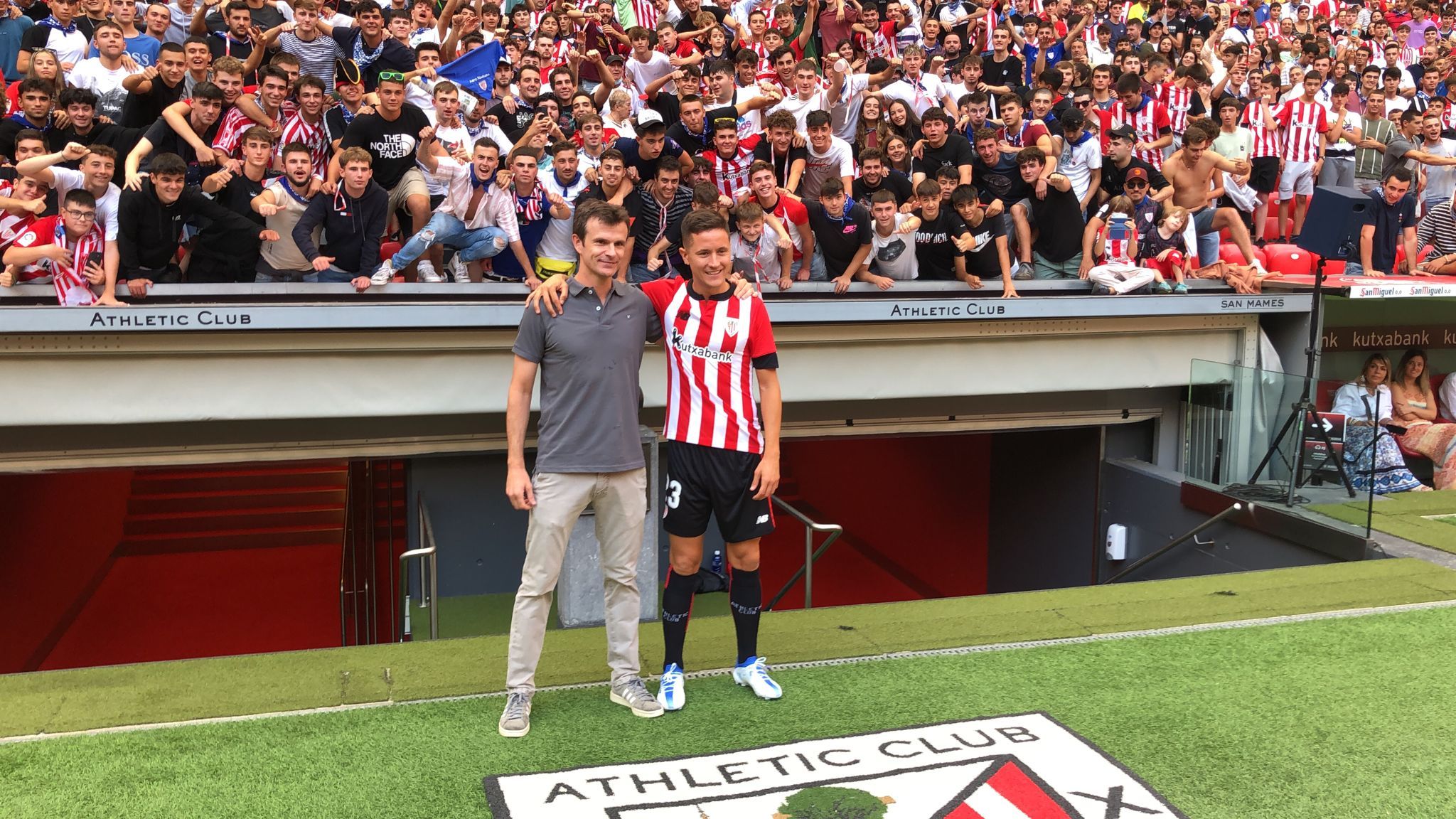  Ander Herrera, junto al presidente Jon Uriarte en San Mamés.
