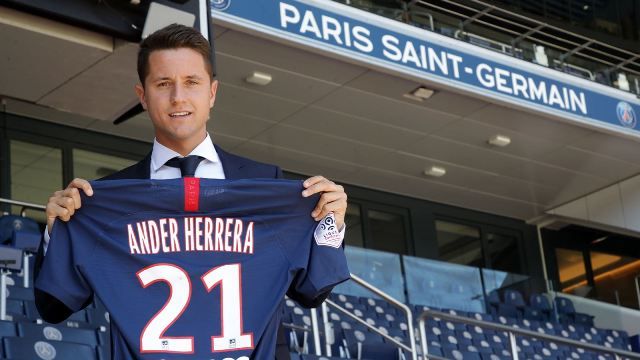  Ande Herrera posa en el Parque de los Príncipes en su presentación como jugador del PSG.