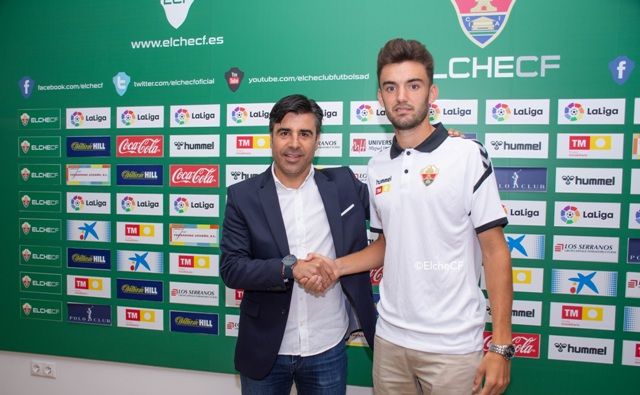  Andoni López, cedido por el Athletic, junto al director deportivo del Elche, Nico Rodríguez.