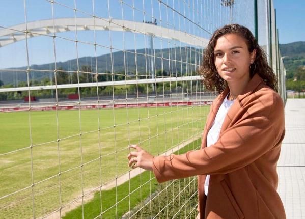  Andrea de la Nava, de 25 años, posa en Lezama, su nueva casa.