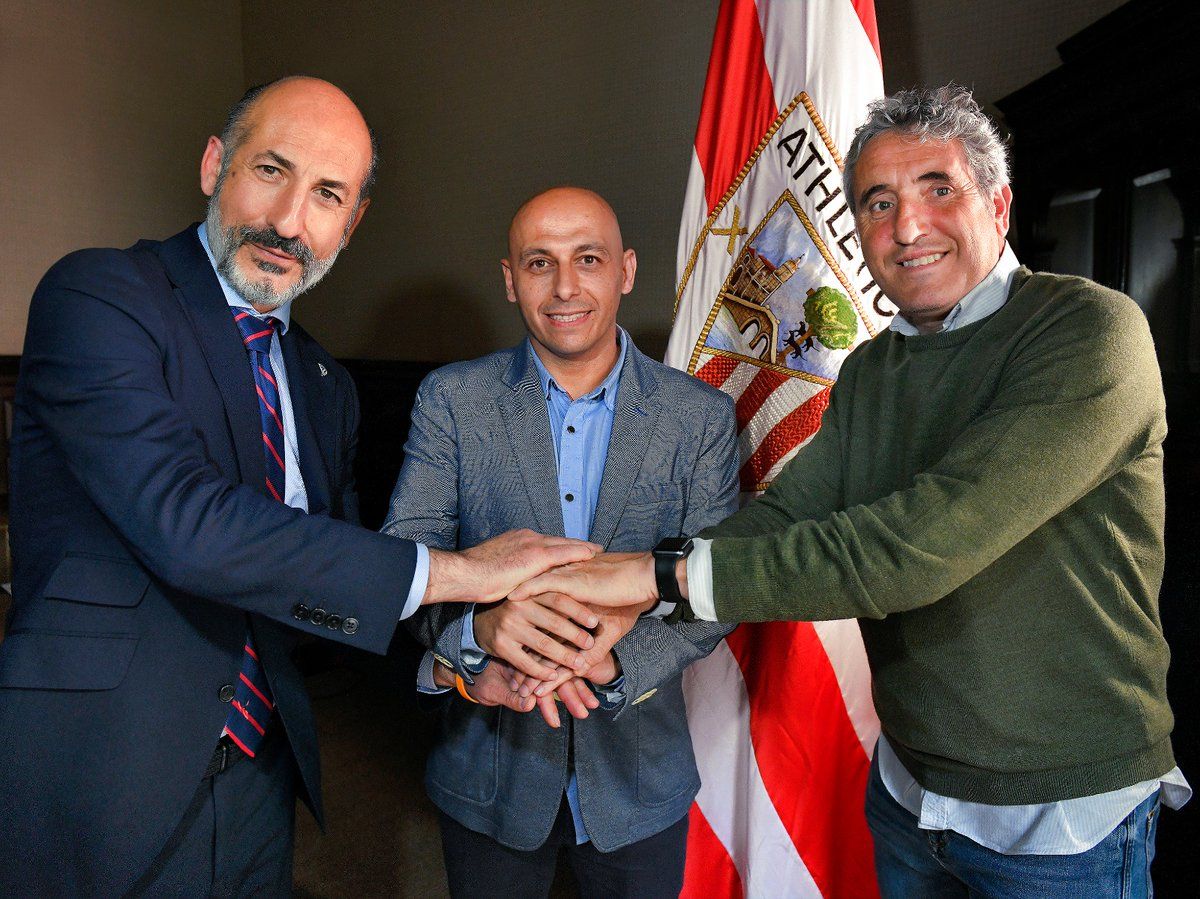  Ángel Villacampa, nuevo técnico de las leonas, escoltado por Aitor Elizegi y Joseba Agirre.