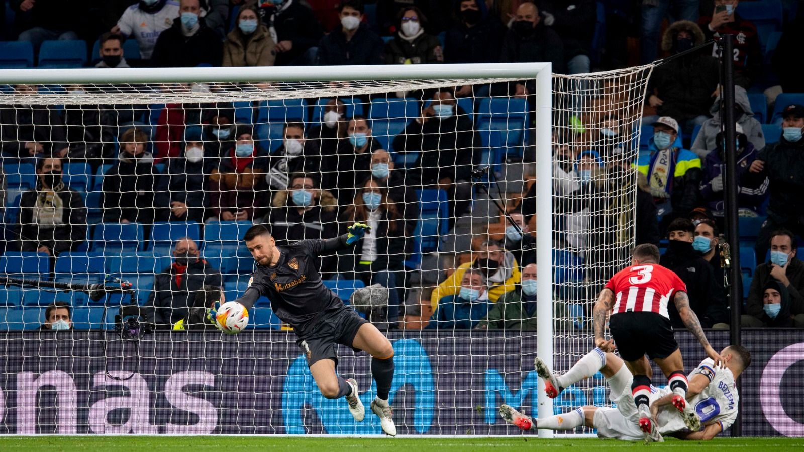  Parada de Unai Simón ante el Real Madrid este miércoles en el Bernabéu.