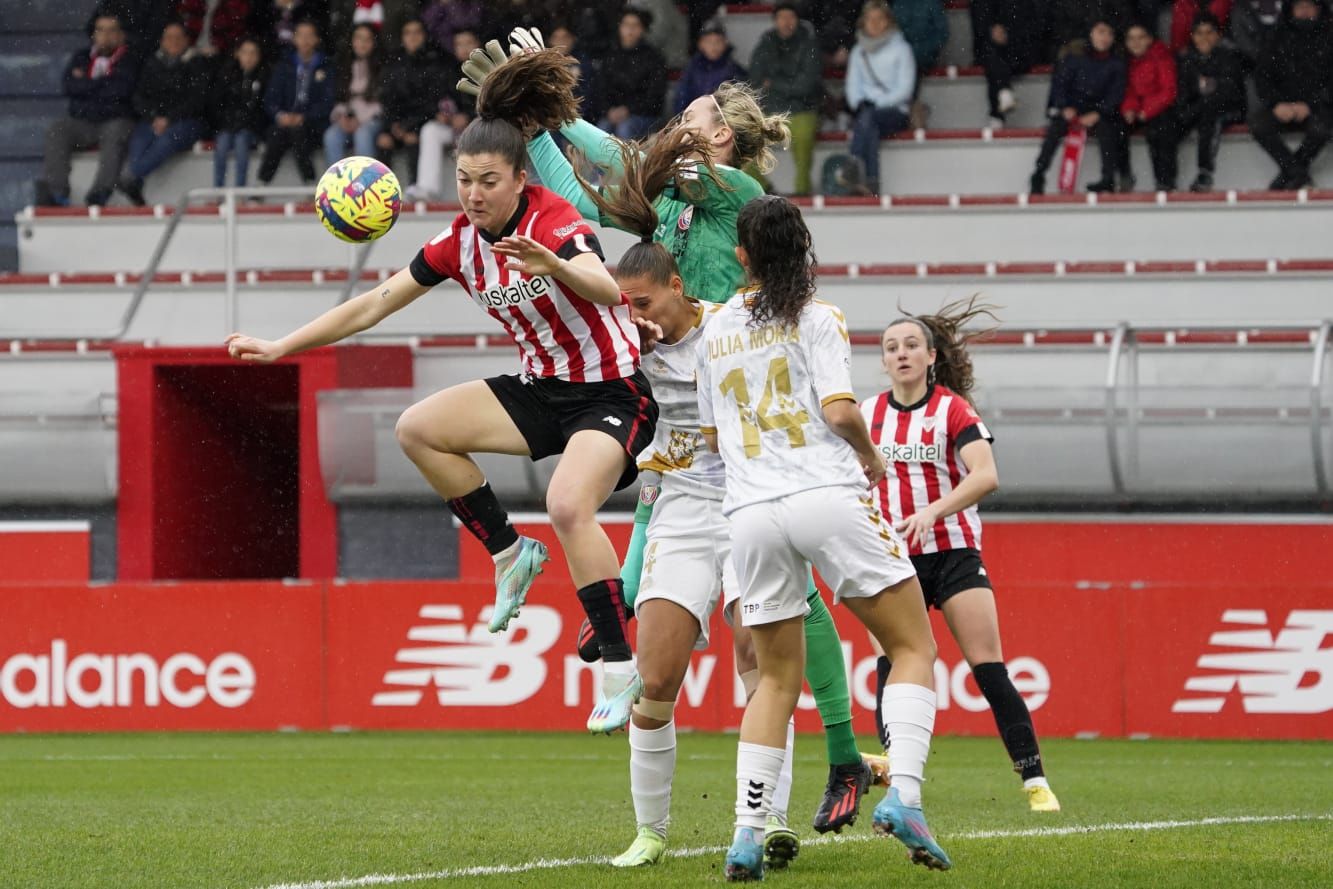  Vuelo de la hoy goleadora Paula Arana ante el Levante Las Planas en Lezama.