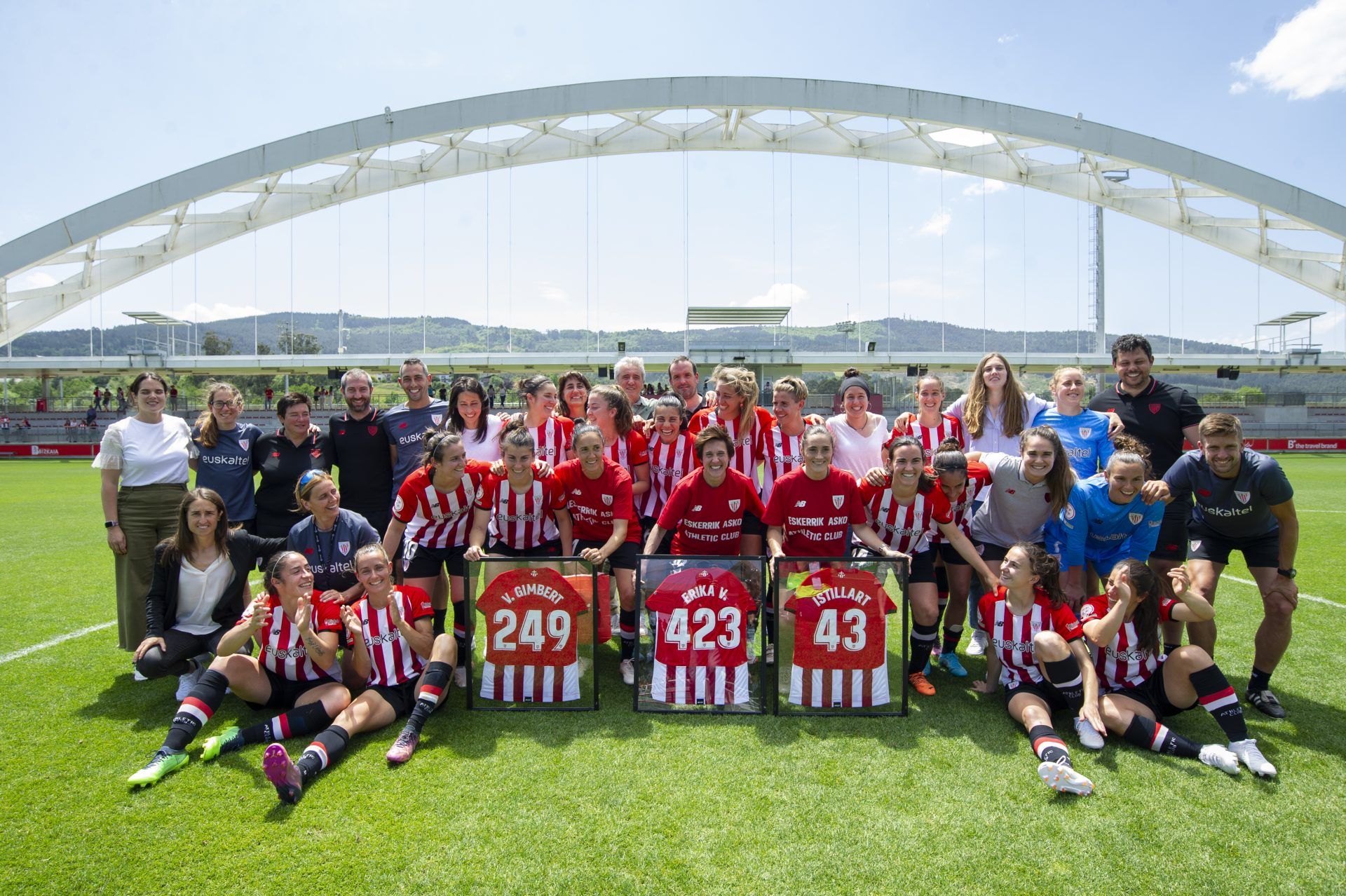 Foto bajo el arco con Istillart, Erika y Vanesa, que dejan el equipo femenino