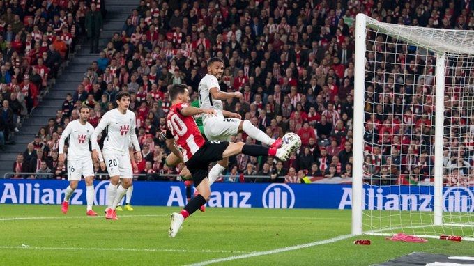 Aduriz remata ante la portería de Rui Silva.