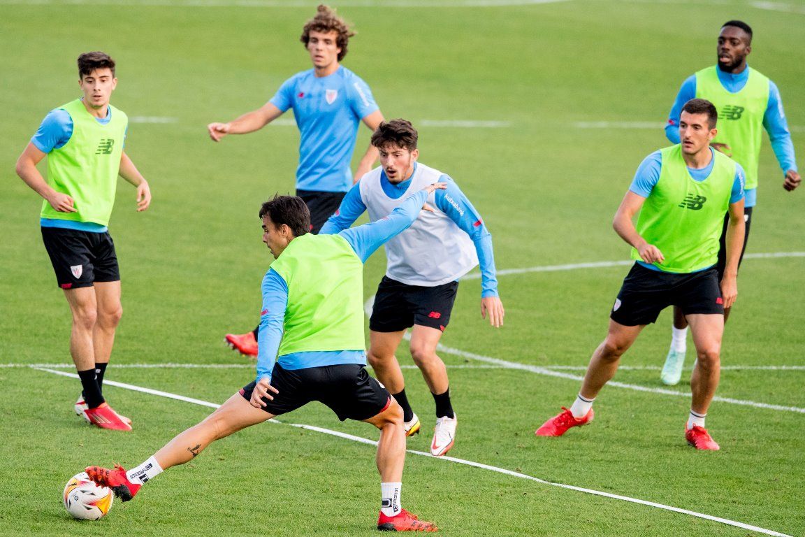 Juan Artola, sin peto, entrenando en Lezama con el primer equipo.
