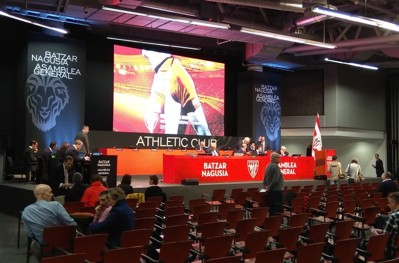  El palacio Euskalduna acogió la primera asamblea de Aitor Elizegi en el Athletic Club.