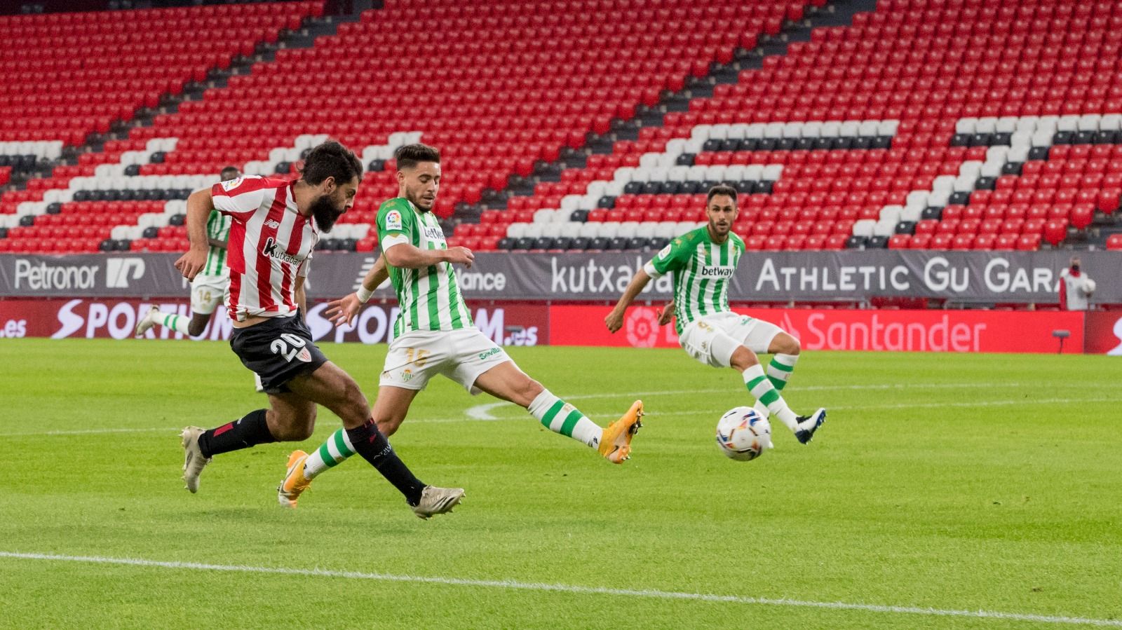 Asier Villalibre dispara en San Mamés ante el Real Betis.