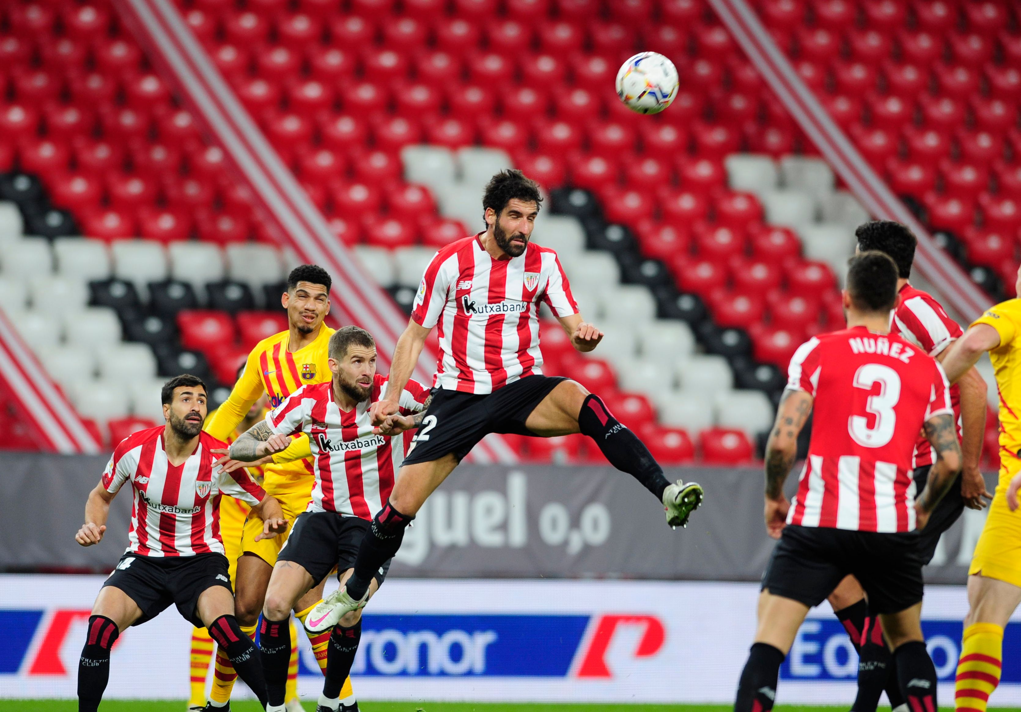 Raúl García despeja un balón, durante el Athletic Club-Barça de San Mamés.