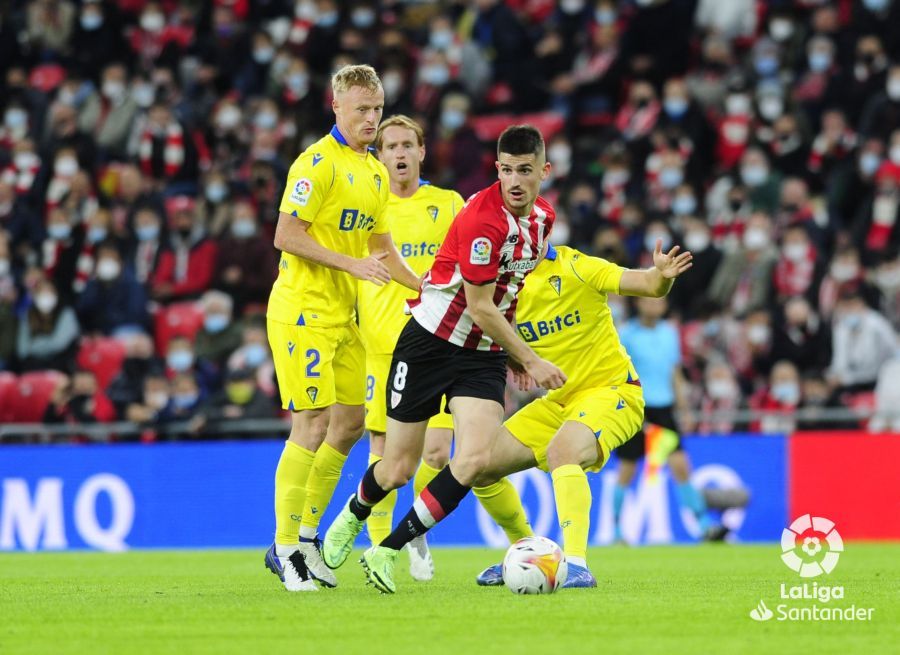  Oihan Sancet y Jonsson, durante el Athletic Club-Cádiz.