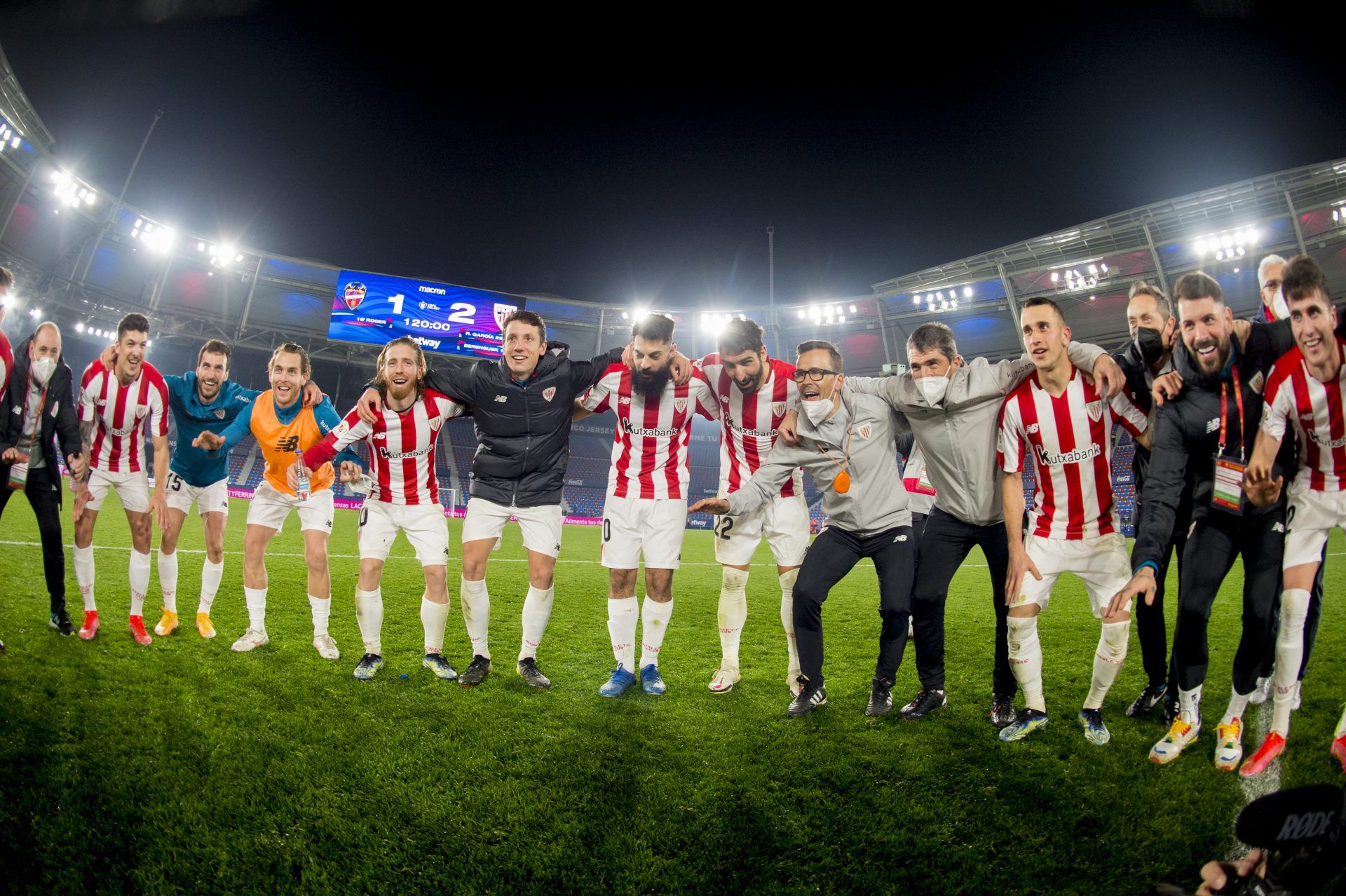  Celebración del Athletic Club en el césped al acabar el partido de Copa del Rey frente al Levante UD