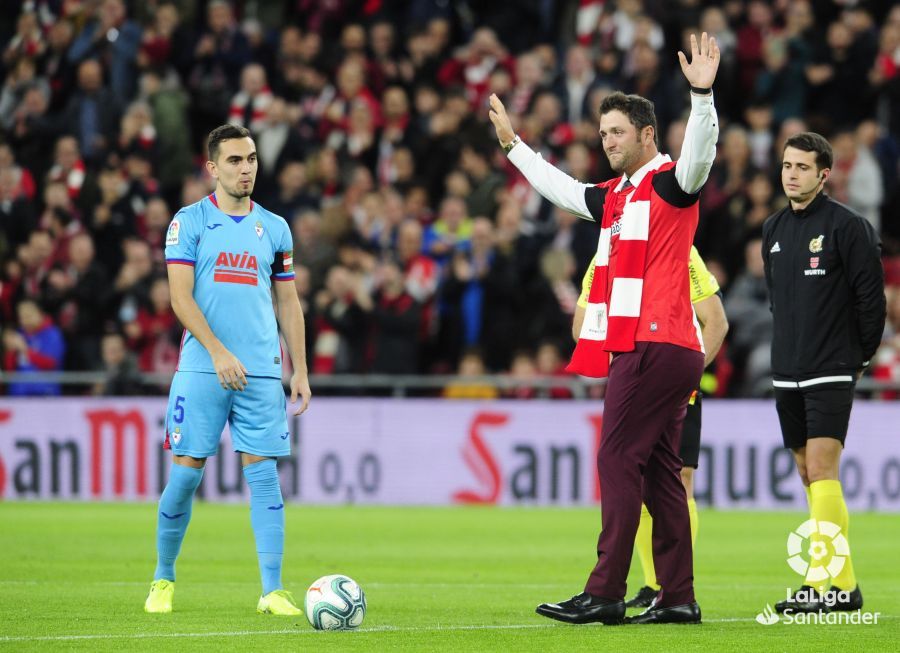  Jon Rahm realiza el saque de honor en San Mamés antes del Athletic-Eibar.